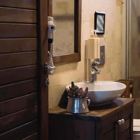 Okapi Hotel *